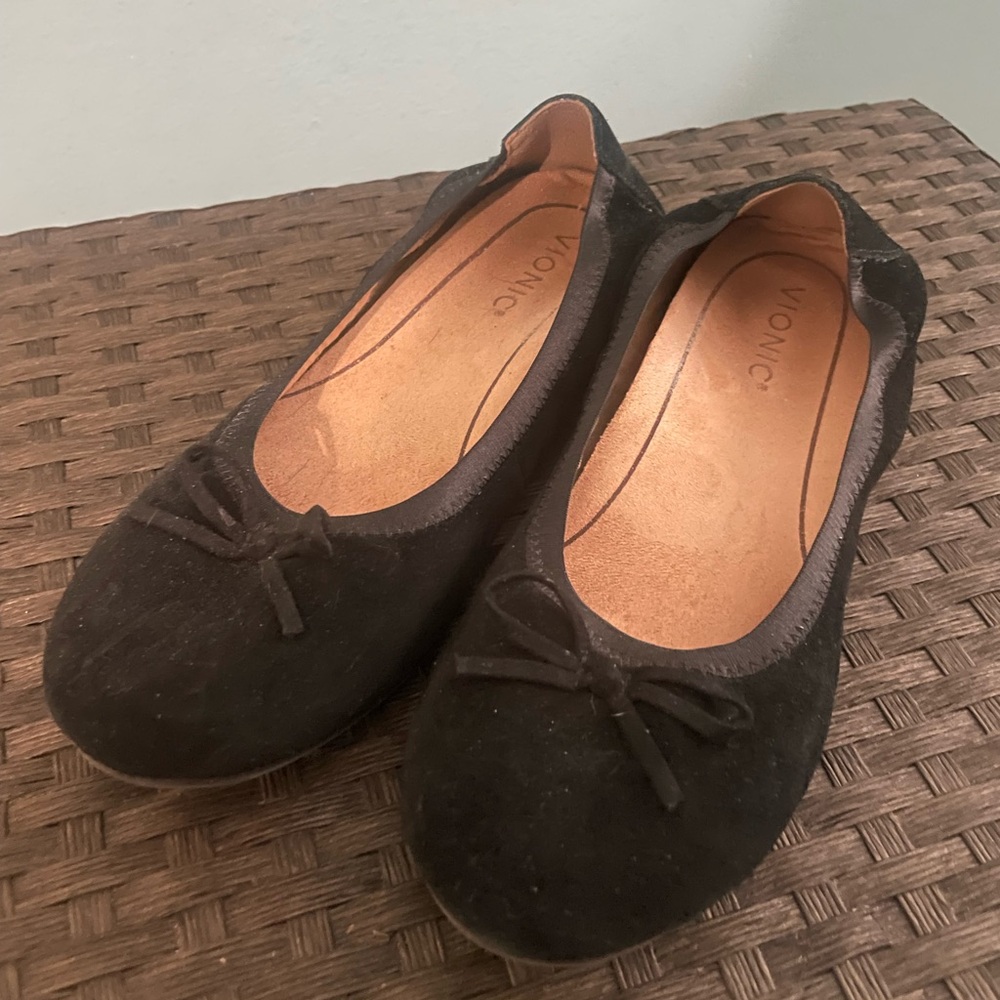 Vionic Black Flats with Bow